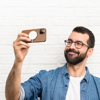 Dux Ducis Grit odinis dėklas iPhone 14 Plus Elegantiškas dirbtinės odos dėklas (MagSafe suderinamas) Rudas