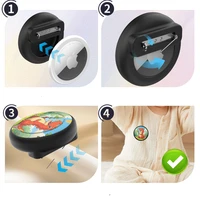 AirTag ženklo dėklas - juodas su dinozaurų spauda