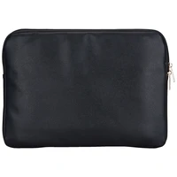 Guess grūdėtos tekstūros užtrauktuku užsegamas dėklas su trikampiu logotipu 14" nešiojamam kompiuteriui - juodas
