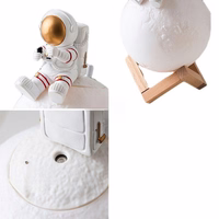 Mėnulio stalo lempa / drėkintuvas ASTRONAUTAS sėdintis Art Deco (modelis 5) AFSH