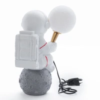 Mėnulio stalo lempa ASTRONAUTAS sėdintis Art Deco (modelis 4) AMTL