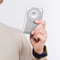 Dudao K29 10000mAh PD 20W Magnetinė išorinė baterija su metaliniu dėklu, stovu ir įmontuotais USB-C/Lightning kabeliais - sidabrinė