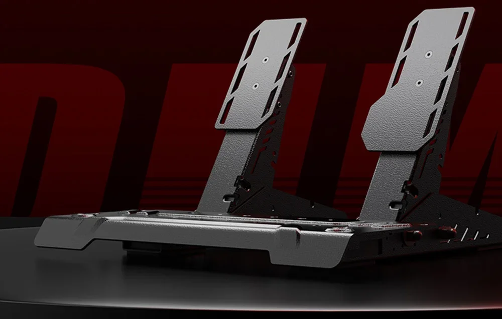 2 žaidimų vairo pedalai ant juodo ir raudono fono.