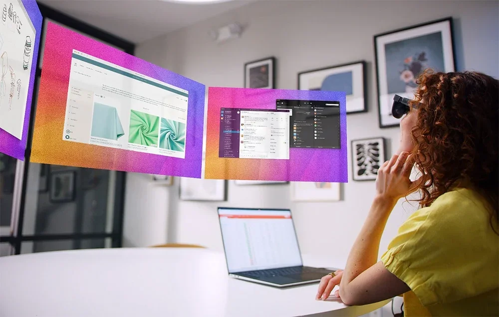 Moteris naudojasi XR akiniais šviesiame kambaryje