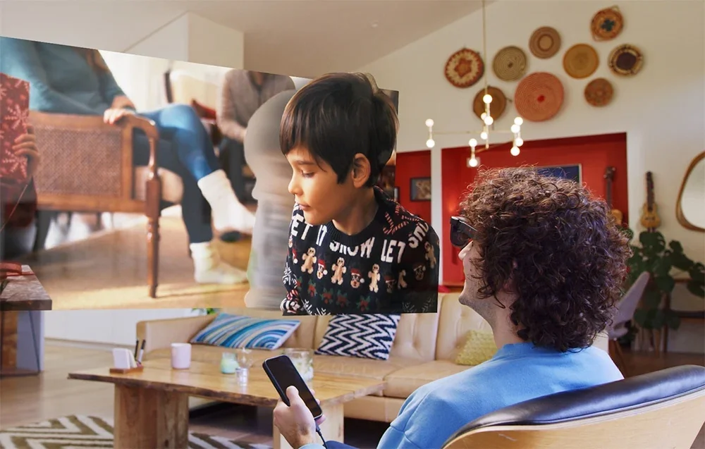 Vyras žiūri filmą svetainėje naudodamasis XR akiniais