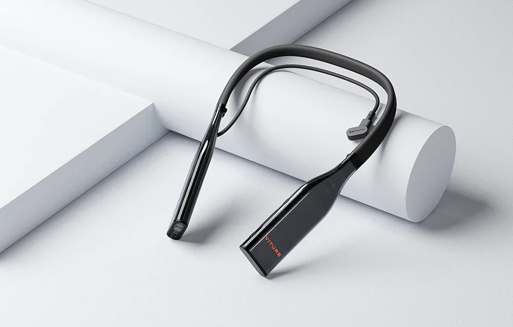 Juodas VITURE prekės ženklo kaklo įrenginys su laidu ir ausinėmis guli ant balto geometrinio paviršiaus