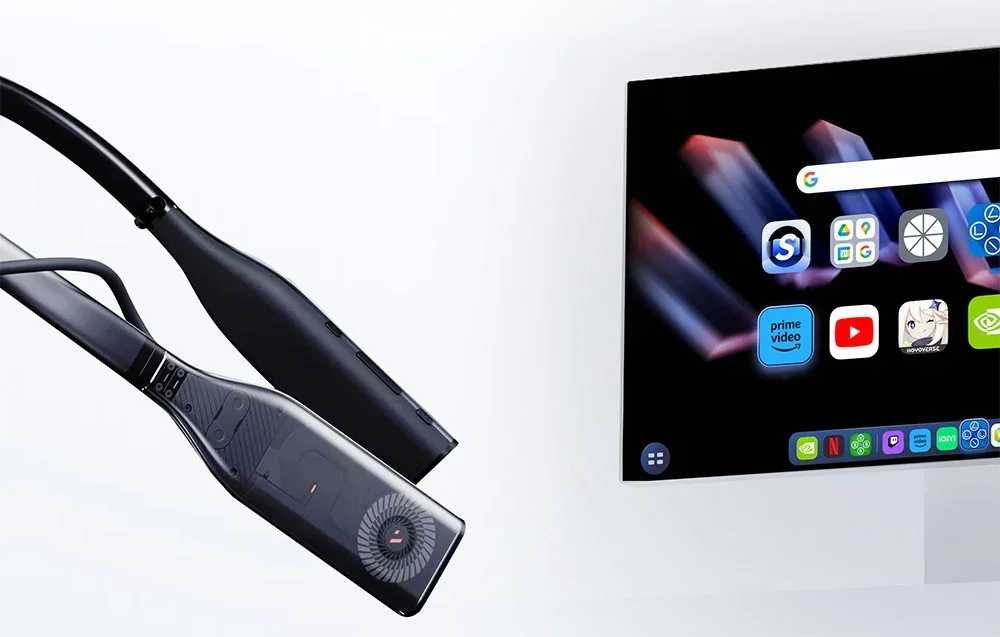 Juodo kaklo įrenginio vaizdas iš arti šalia ekrano su programų sąsaja, tokia kaip „YouTube