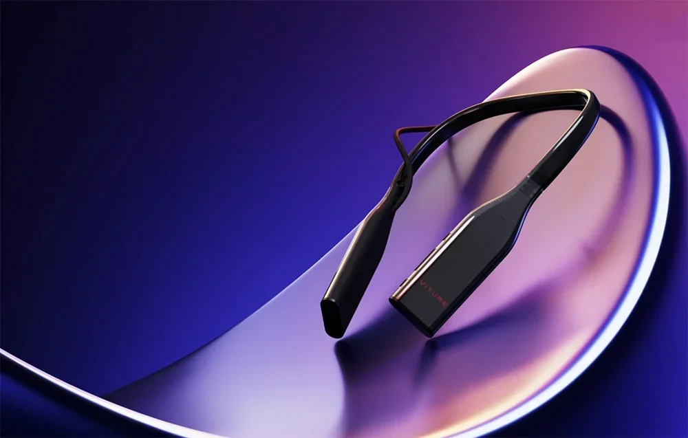 Juodas VITURE kaklo įrenginys pristatytas ant blizgaus išlenkto paviršiaus violetinėje-mėlynoje šviesoje