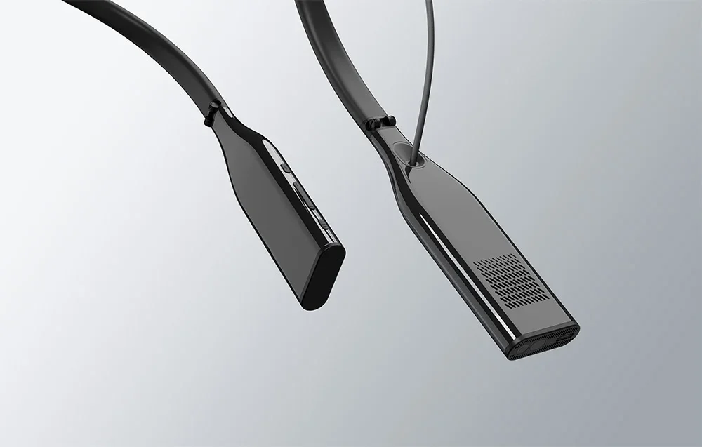 Dviejų kaklo įrenginių vaizdas iš šono su mygtukais ir ventiliacijos angomis šviesiame fone