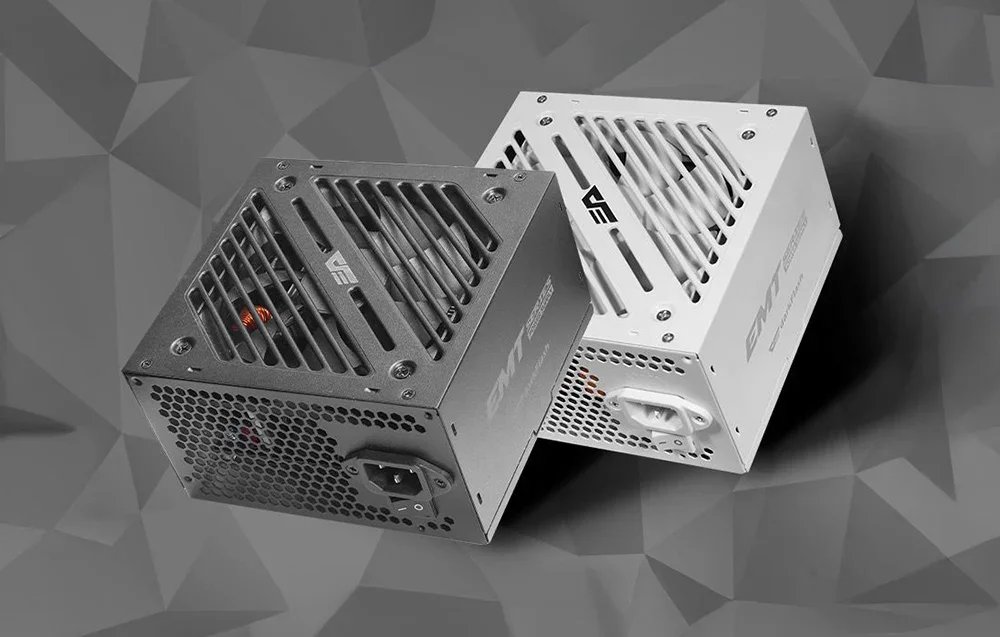 Juodas ir baltas kompiuterio maitinimo blokas pilkame fone su geometriniais raštais