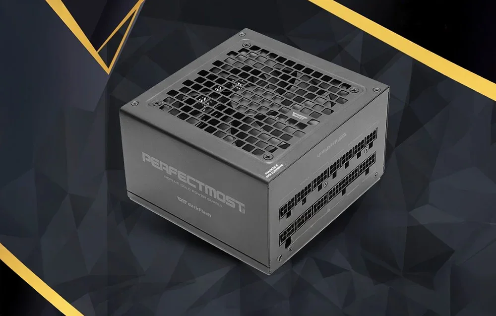 Juodas kompiuterio maitinimo blokas tamsiame fone su geltonomis juostelėmis