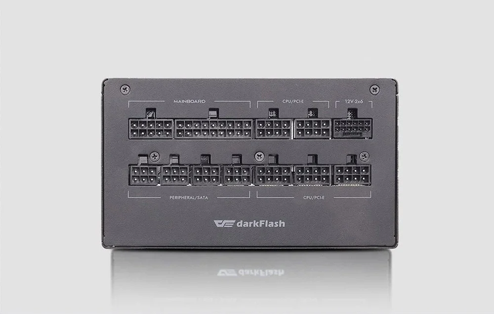 Juodas kompiuterio maitinimo blokas pilkame fone