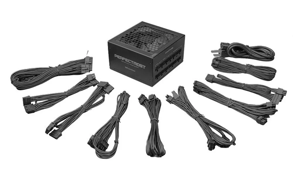 Juodas kompiuterio maitinimo blokas su kabelių komplektu baltame fone