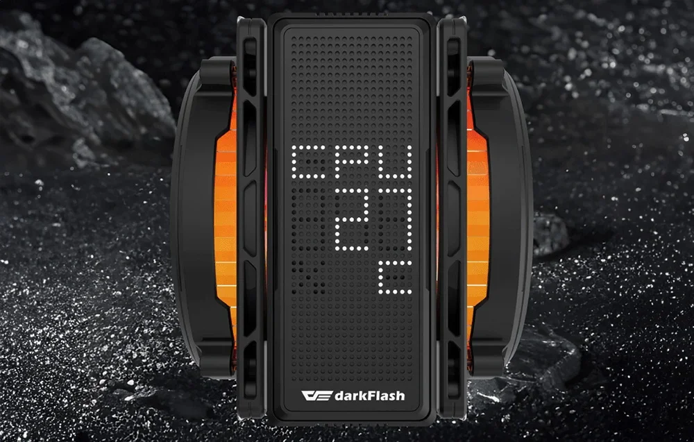 Darkflash aktyvus aušintuvas su LED ekranu juodame fone