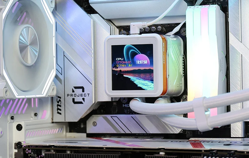 Vandeninis aušintuvas su ekranu kompiuterio korpuse